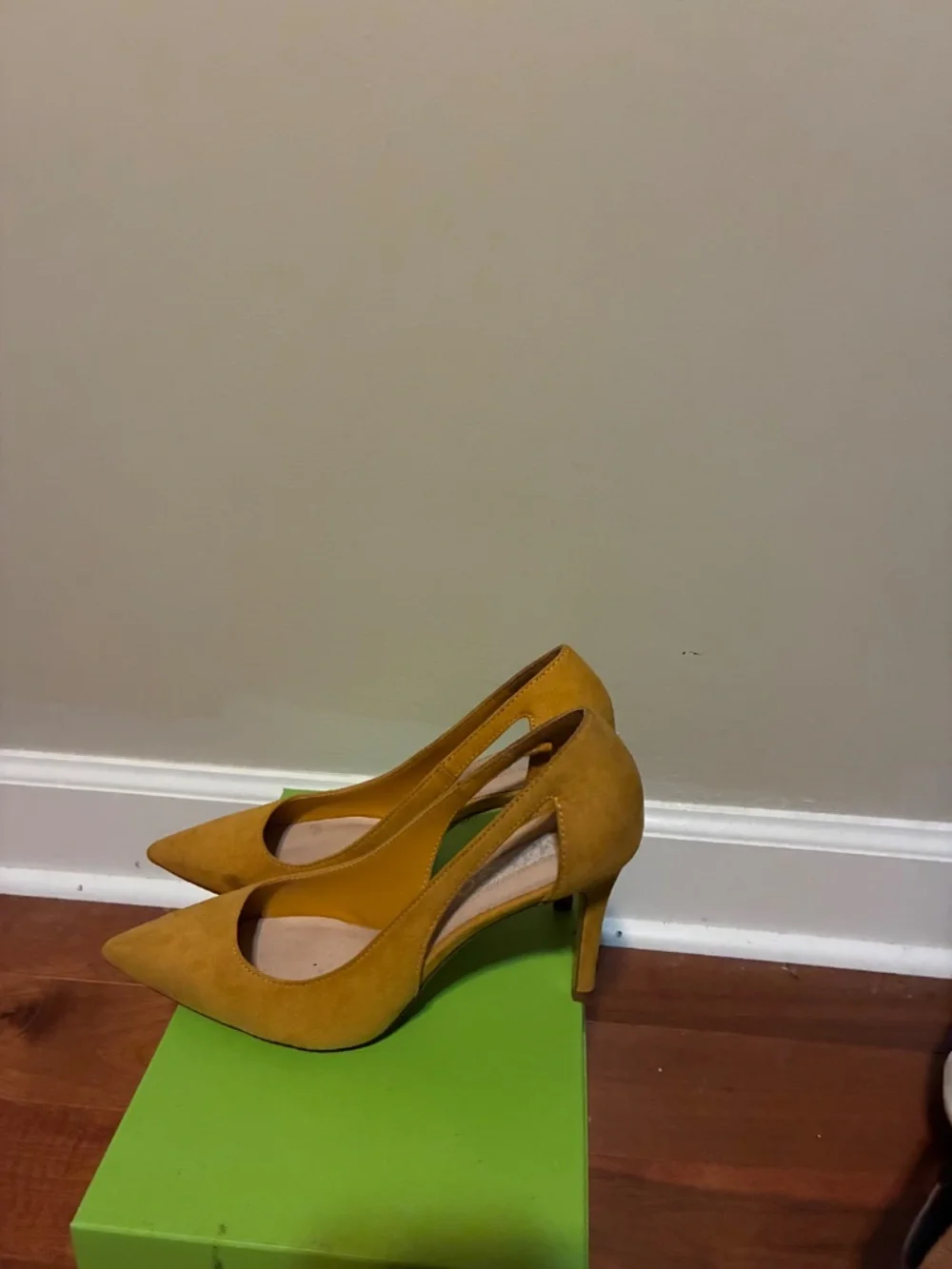 Mango pumps in mustard